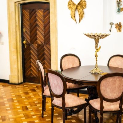 Promovarea Produselor la EkoGroup Vila: Ornamente Arhitecturale și Candelabre Opulente